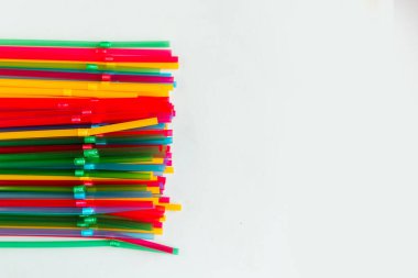 Beyaz arka planda çok renkli plastik kokteyl pipetleri, üst manzara. Kokteyl yap..