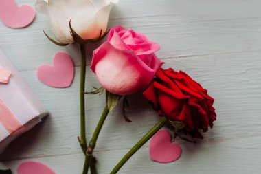 Gül buketi ve hediye kutusu, üst manzara.