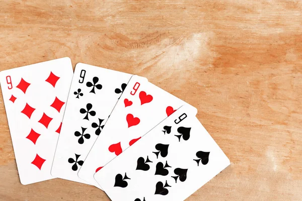 Poker dörtlüsü oyun kartı, tahta arkaplan