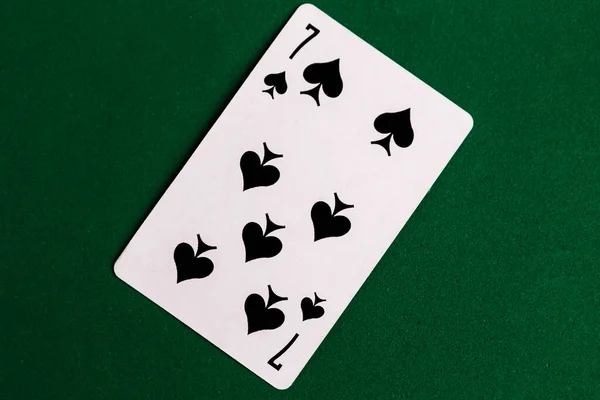 Pik Sieben Spielkarte Grüner Hintergrund — Stockfoto