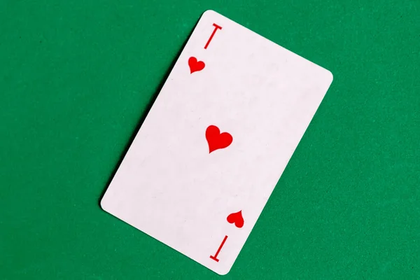 Srdeční Eso Hrací Karta Zelené Pozadí — Stock fotografie