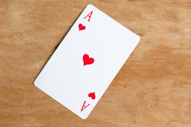 Ace of Heart iskambil kartı, tahta arka plan.
