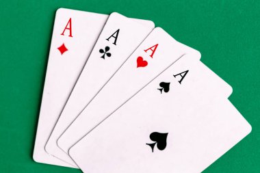 Poker dörtlüsü oyun kartı, yeşil arkaplan
