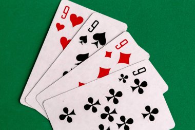 Poker dörtlüsü oyun kartı, yeşil arkaplan