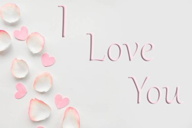 Beyaz arka planda gül yaprakları. Sevgililer Günü tebrik kartı.