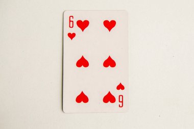 Kupa altılısı iskambil kartı, beyaz arka plan, üst görünüm