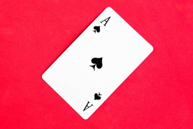 Maça Ası oyun kartı, kırmızı arkaplan, üst görünüm