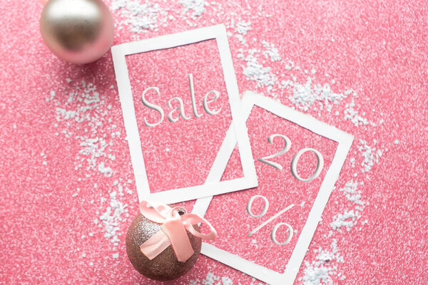 Рождественская распродажа с безделушками на розовом фоне. Концепция продажи Chritmas