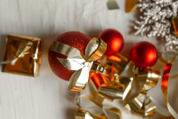 Red Christmas Baubles Golden Bows Closeup — Stock Photo, Image