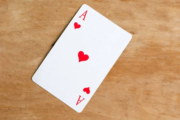 Ace of Heart iskambil kartı, tahta arka plan.