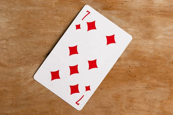 Seven Diamonds Spielkarte Holzhintergrund — Stockfoto