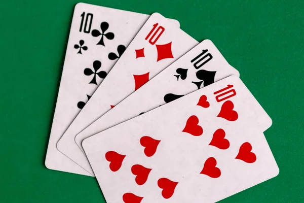 ポーカークワッドトランプ 緑の背景 — ストック写真