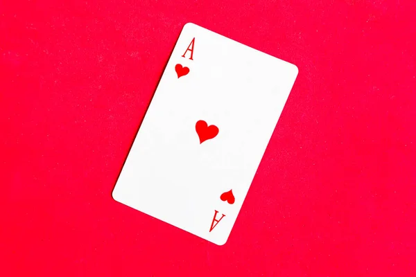 Ace Hearts Carte Jouer Fond Rouge Vue Dessus — Photo