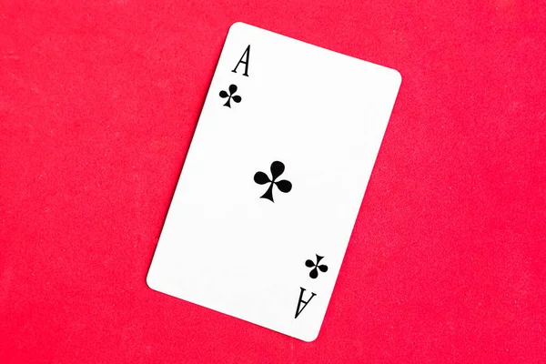 Ace Clubs Karta Gry Czerwone Tło Widok Góry — Zdjęcie stockowe