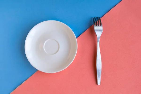 Κενό Πιάτο Και Πιρούνι Μπλε Και Ροζ Φόντο Αντιγραφή Χώρου — Φωτογραφία Αρχείου