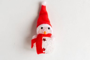 Oyuncak kardan adam beyaz arka planda izole edildi. Beyaz arka planda Noel oyuncağı