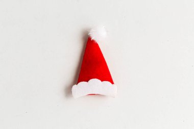 Beyaz arka planda izole edilmiş Noel Baba şapkası. Tasarımcı için Noel arkaplanı ögesi