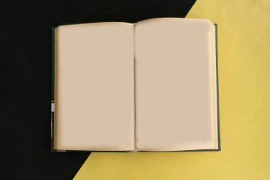 Geometrik sarı ve siyah arkaplan üzerine açık model kitap, asgari konsept