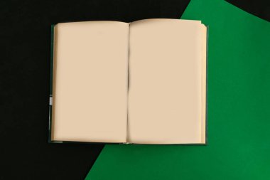 Geometrik yeşil ve siyah arkaplan üzerine açık model kitap, asgari konsept