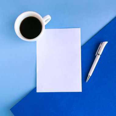 Kahve fincanı ve beyaz renkli geometrik arkaplan, tasarımcı şablonu boş