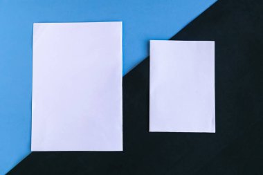 Geometrik siyah ve mavi arkaplan üzerinde iki beyaz model boş, metin için boşluğu kopyala
