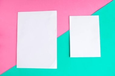 Geometrik pembe ve yeşil arkaplanda iki beyaz model boş, metin için boşluğu kopyala
