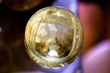 Şampanyalı bardak, en iyi manzara. Mutlu Noeller ve mutlu yıllar.