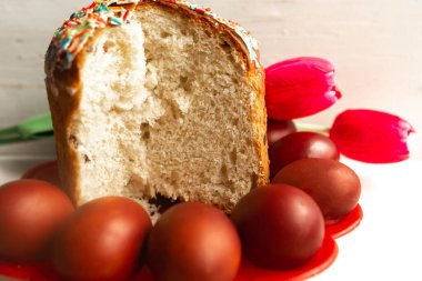 Geleneksel Paskalya pastası ve masaya boyanmış yumurtalar.