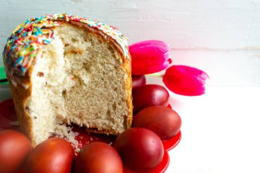 Geleneksel Paskalya pastası ve masaya boyanmış yumurtalar.