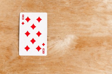 Karo Sekizlisi oyun kartı, tahta arkaplan, kopyalama alanı