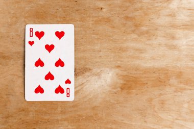 Kupa Sekizlisi iskambil kartı, tahta arkaplan, kopyalama alanı