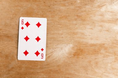 Karo altılısı iskambil kartı, tahta arkaplan, kopyalama alanı