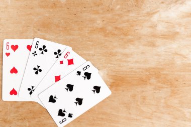 Poker dörtlüsü oyun kartı, tahta arkaplan