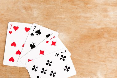 Poker dörtlüsü oyun kartı, tahta arkaplan