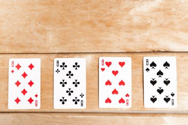 Poker dörtlüsü oyun kartı, tahta arkaplan