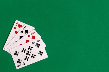 Poker dörtlüsü oyun kartı, yeşil arkaplan, kopyalama alanı