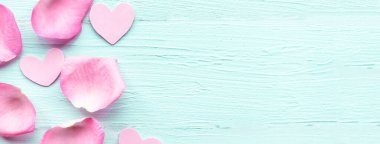 Ahşap arka planda gül yaprakları. Sevgililer Günü arkaplanı