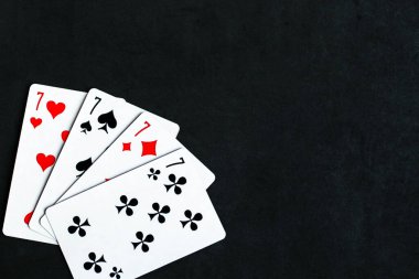 Parlak arka planda gül ve hediye kutusu. Sevgililer Günü tebrik kartı.