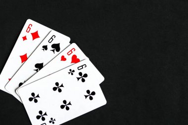 Parlak arka planda gül ve hediye kutusu. Sevgililer Günü tebrik kartı.