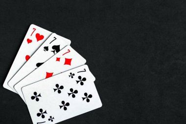 Parlak arka planda gül ve hediye kutusu. Sevgililer Günü tebrik kartı.