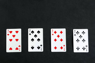 Parlak arka planda gül ve hediye kutusu. Sevgililer Günü tebrik kartı.