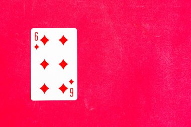 Parlak arka planda gül ve hediye kutusu. Sevgililer Günü tebrik kartı.