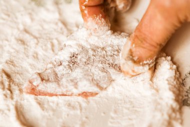 Parlak arka planda gül ve hediye kutusu. Sevgililer Günü tebrik kartı.