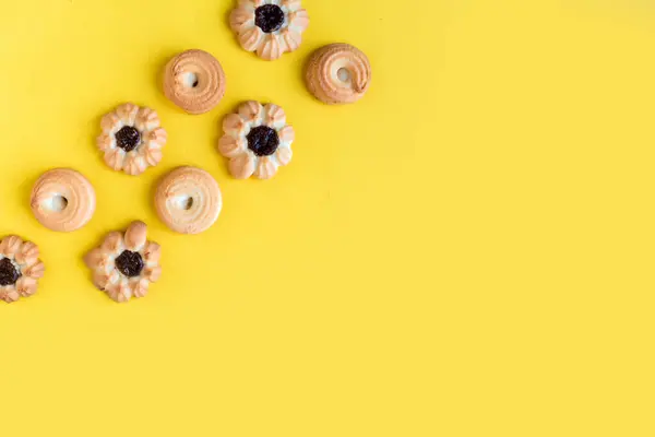 Moldura Cookie Fundo Amarelo Brilhante Espaço Cópia Para Texto — Fotografia de Stock