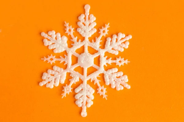 Dekorative Schneeflocke Leuchtendem Orange Minimaler Weihnachtlicher Hintergrund — Stockfoto