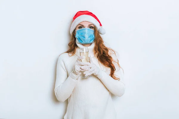 Julporträtt Kvinna Med Medicinsk Skyddande Ansiktsmask Ateljé Flicka Bär Röd — Stockfoto