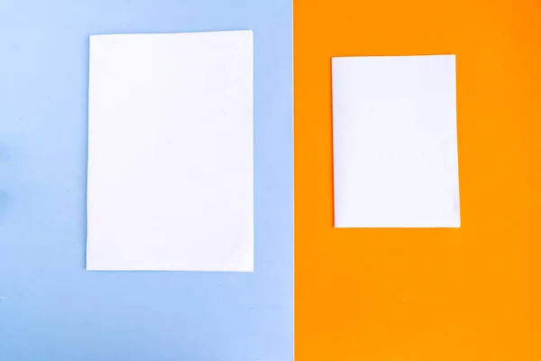 Due Mockup Bianchi Sfondo Geometrico Arancione Blu Copiare Spazio Testo — Foto Stock