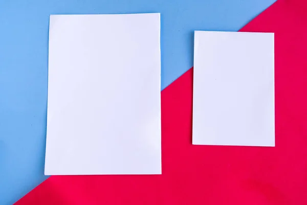Dos Maquetas Blancas Blanco Sobre Fondo Geométrico Rojo Azul Espacio — Foto de Stock
