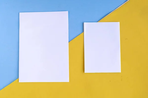 Dos Maquetas Blancas Blanco Sobre Fondo Geométrico Amarillo Azul Espacio — Foto de Stock