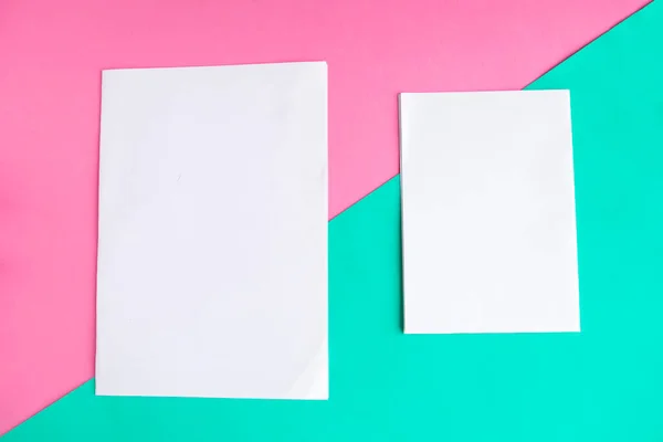 Due Mockup Bianchi Sfondo Geometrico Rosa Verde Copiare Spazio Testo — Foto Stock